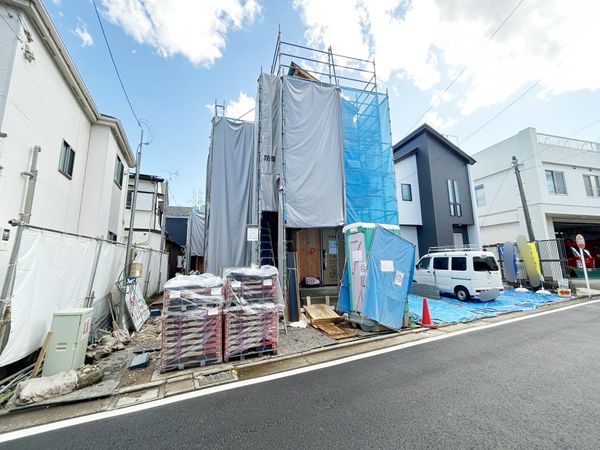 府中市是政2丁目 新築戸建 3号棟 前面道路含む外観