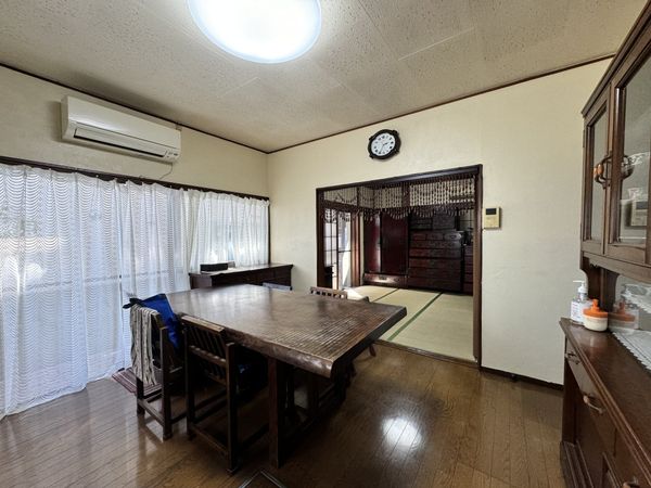 ダイニングキッチンは和室と隣接しており、広い空間として利用できます。※家具家電は売買対象外です。