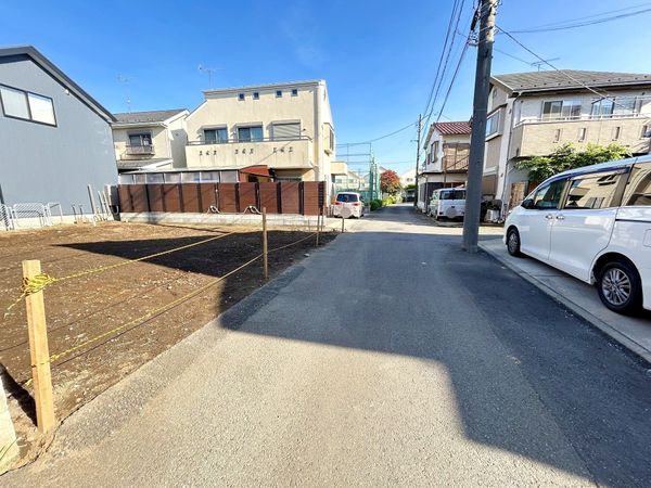 府中市紅葉丘3丁目 新築戸建 前面道路含む外観