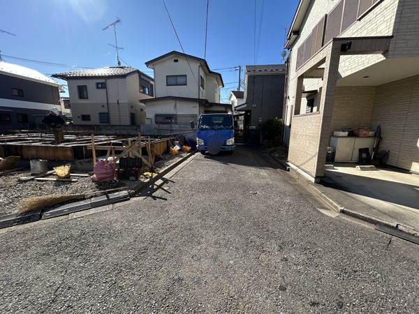 前面道路含む外観