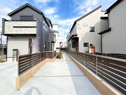 府中市小柳町5丁目 新築戸建2号棟 前面道路含む外観