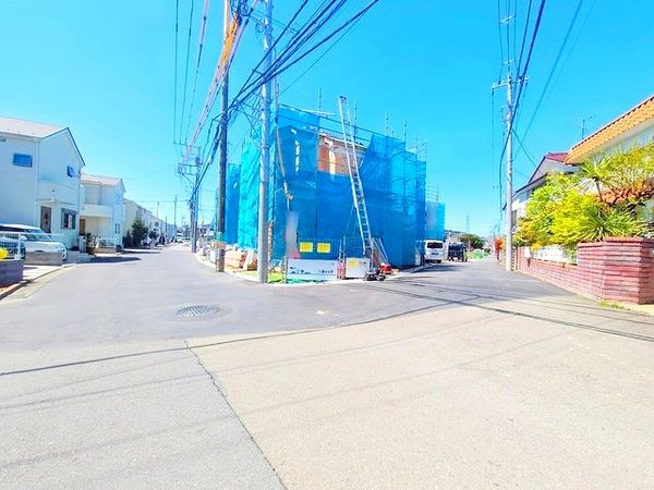 府中市四谷5丁目 新築戸建 A号棟 前面道路含む外観 府中市四谷5丁目 新築戸建 A号棟 前面道路含む外観