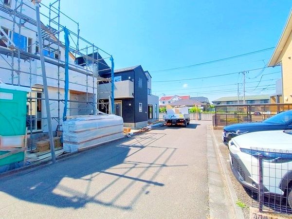 府中市小柳町4丁目 B号棟 前面道路含む外観 府中市小柳町4丁目 B号棟 前面道路含む外観