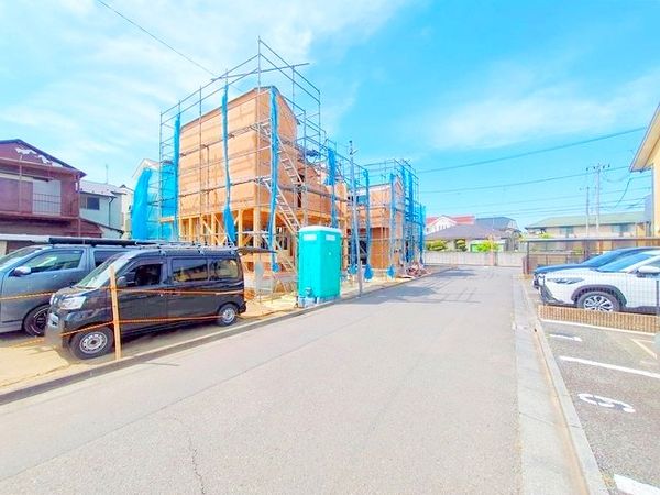 府中市小柳町4丁目 C号棟 前面道路含む外観 府中市小柳町4丁目 C号棟 前面道路含む外観