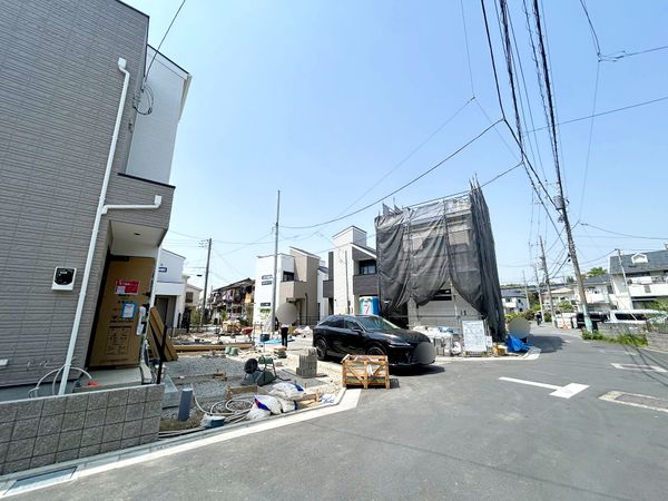 府中市是政3丁目 新築戸建 4号棟 前面道路含む外観 府中市是政3丁目 新築戸建 4号棟 前面道路含む外観