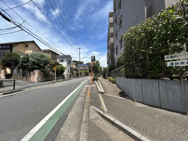 西側前面道路