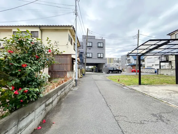 前面道路含む外観