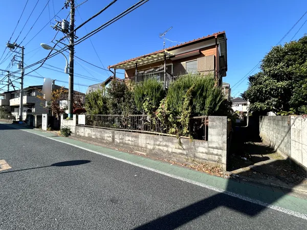 東側は通路となっているため開放感がございます。