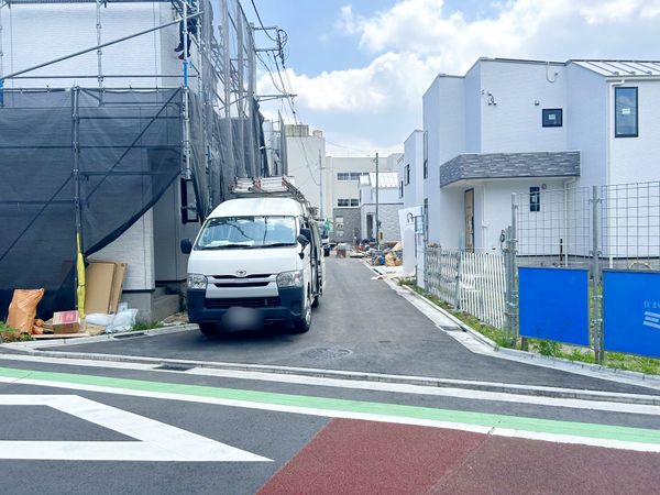 前面道路含む外観
