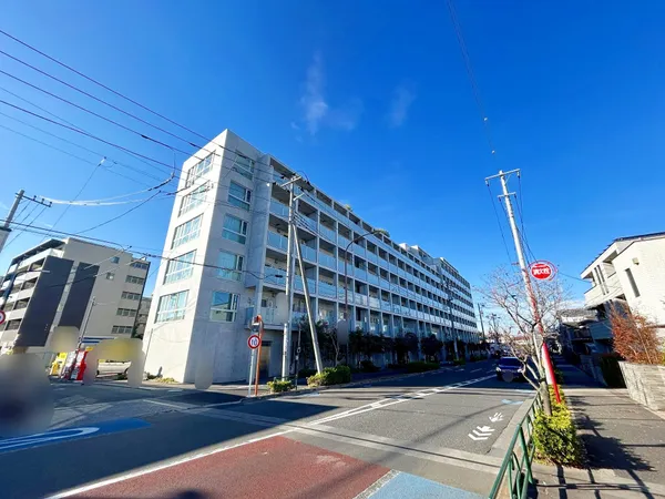 【設備・仕様】○対面式キッチン○人口大理石カウンタートップ○三面鏡付洗面化粧台○24時間換気システム○ウォークインクローゼット○オートロックシステム○宅配ボックス（令和７年１１月２４日撮影）