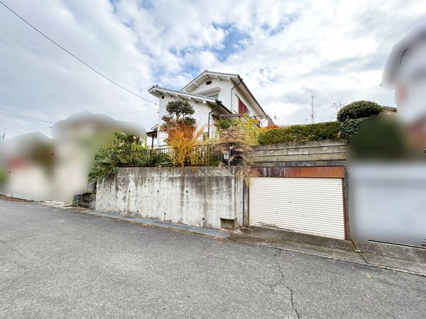 桜が丘東町2丁目 古家付き土地 前面道路含む外観 前面道路含む外観