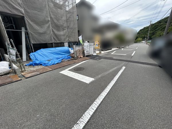 神の谷7丁目 1号棟 前面道路含む外観