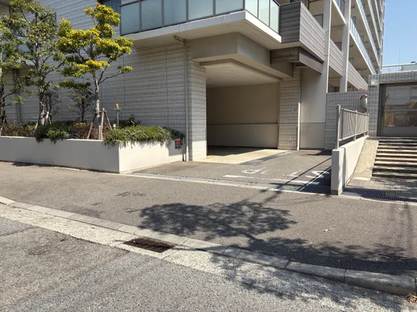 1階西側　【駐車場・バイク置き場　出入口】