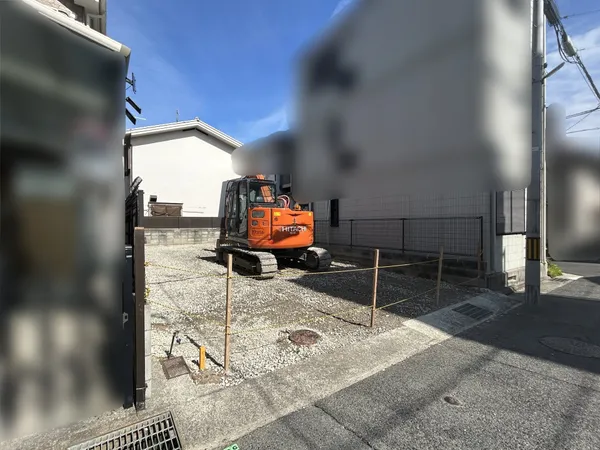 ■ 中央｜敷地（建築前）建築前の更地状態の敷地です。道路に面しており、車両の出入りがしやすい幅員が確保されています。