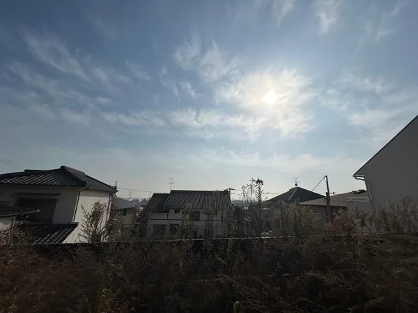 開放的で、眺めの良い景色が広がります。日々の生活に自然を感じられる環境です。