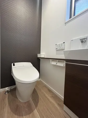 手洗いカウンターつきのトイレです。