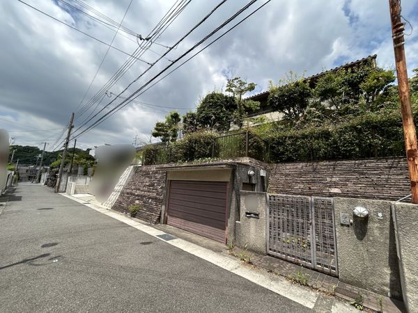 西岡本7丁目 戸建 前面道路含む外観 西岡本7丁目 戸建 前面道路含む外観