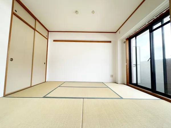 和室ならではの奥行きのある押し入れ。大容量の収納スペースとなっております。（2025年12月撮影）