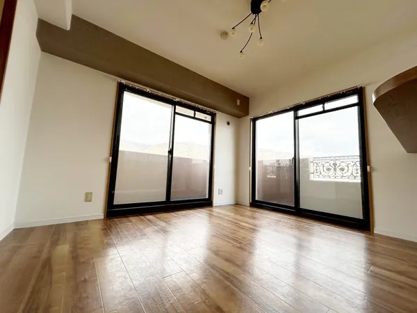 角部屋のため明るく、開放的なリビングダイニングとなっております♪（2025年12月撮影）