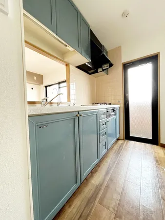 キッチンはリビングダイニングを見渡せる対面式キッチン。（2025年12月撮影）