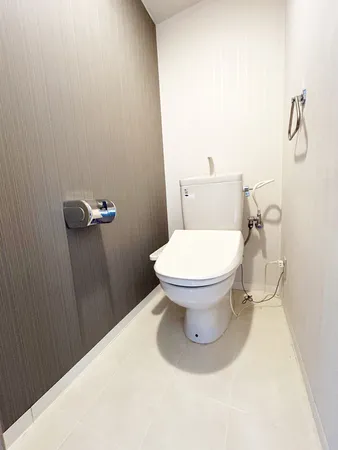 温水洗浄便座、タオル掛けがございます。（2025年12月撮影）