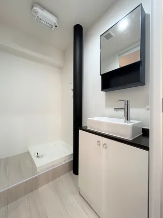 シンプルな洗面台は、掃除がしやすいです。下部には収納があり、洗剤などのストックも入れることができます。