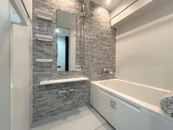 浴室乾燥機が標準装備のバスルーム。雨の日のお洗濯はもちろん、花粉対策や防カビにもお使いいただけます♪