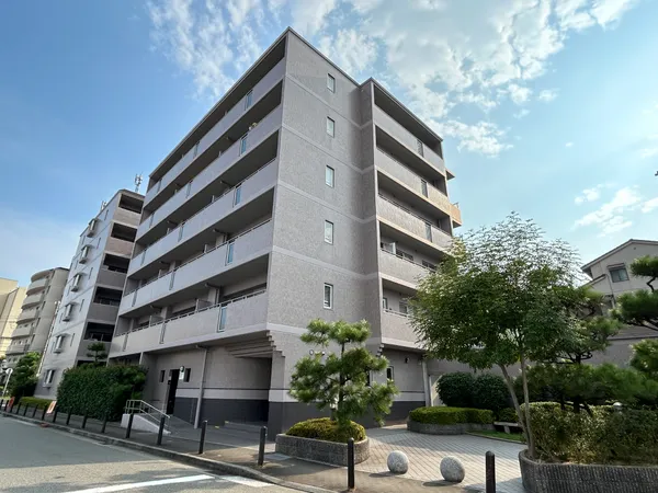 南・東の角地に存するマンションです