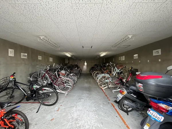 屋内の駐輪場が自転車、バイクを守ります。