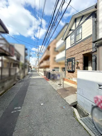 前面道路は車通りが少ない住宅街となっております。