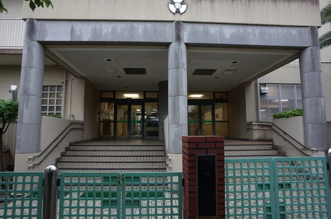 灘小学校　徒歩９分（約690m）