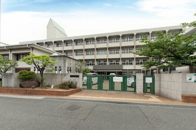 鷹匠中学校　徒歩１１分（約820m）