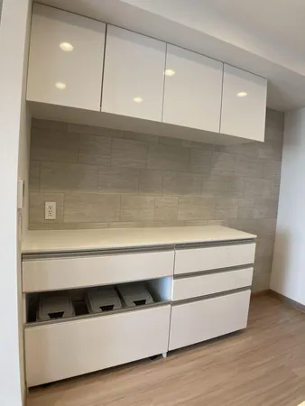 キッチン背面にあるカップボード