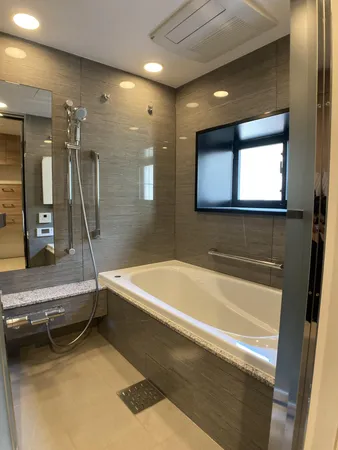 １６１８サイズの浴室、窓があります