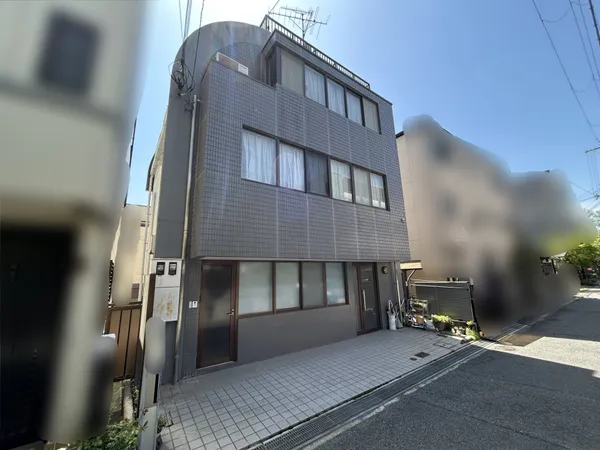 北東側からの外観です。建物前は、カースペースです。