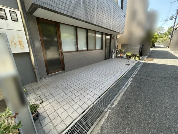 北側カースペース部分と事務所入り口