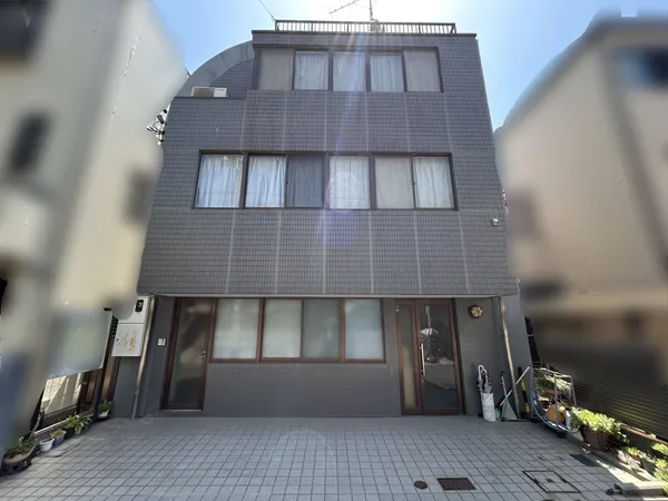 北側正面からの外観写真です。