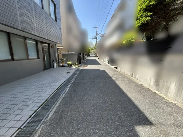 北側前面道路は、公道です。西方面を望む