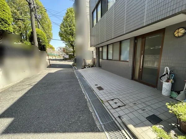 北側前面道路は、公道です。東方面を望む