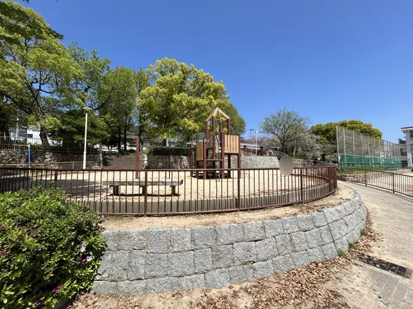 福住公園、東約20ｍの位置にあります。