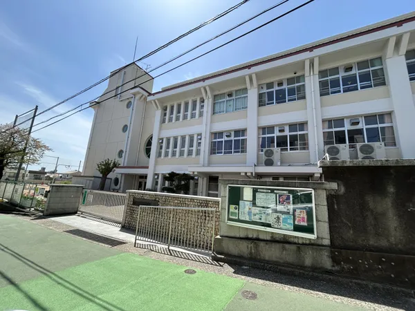 神戸市立福住小学校　東約190ｍ先にあります