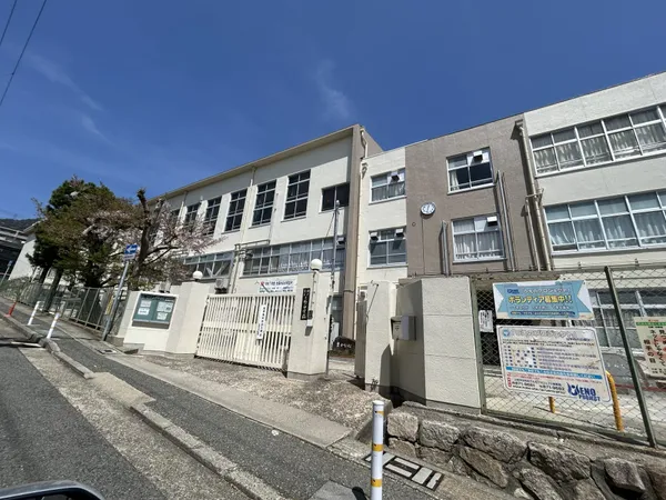 神戸市立上野中学校　北東約1200ｍ先にあります。