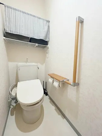 トイレ(2階)温水洗浄便座付のトイレで、季節を問わず快適な使い心地です。