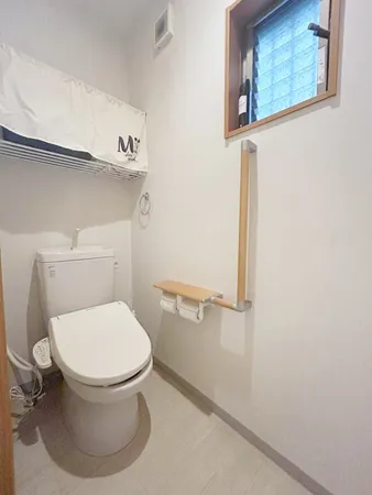 トイレ(1階)温水洗浄便座付のトイレで、季節を問わず快適な使い心地です。