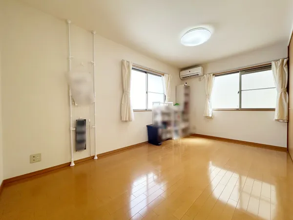 ゆったりとした約10.0帖の洋室。南東・北東の二面採光により明るいお部屋です。
