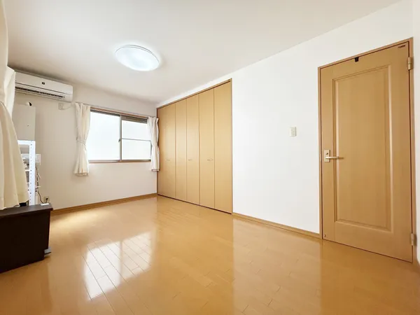 ゆったりとした約10.0帖の洋室。南東・北東の二面採光により明るいお部屋です。