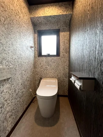 温水洗浄便座付のトイレで、季節を問わず快適な使い心地です。トイレットペーパーや衛生用品を収納できる棚付きです。（2階トイレ）