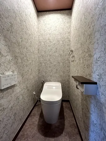 温水洗浄便座付のトイレで、季節を問わず快適な使い心地です。（3階トイレ）