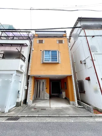 外壁が周囲の街並みと青空に生えるお洒落な仕上がり！