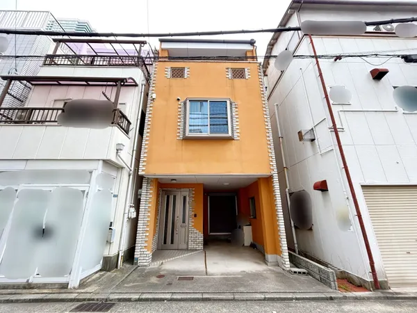 外壁が周囲の街並みと青空に生えるお洒落な仕上がり！